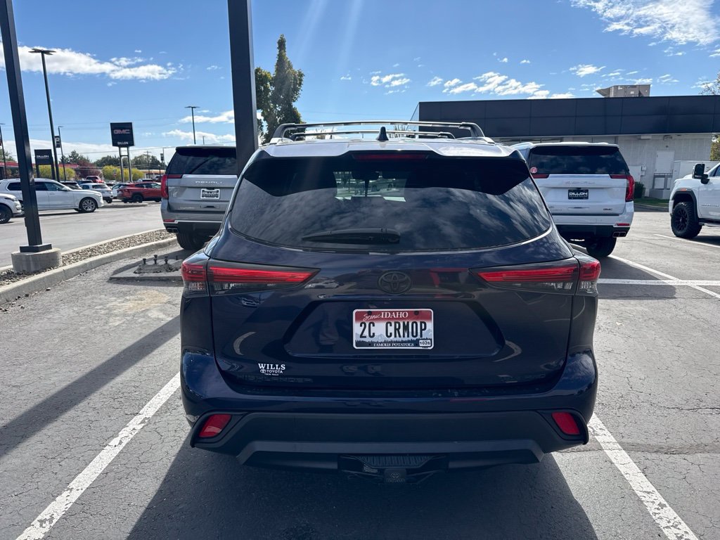 Used 2022 Toyota Highlander XLE AWD/4WD image 4