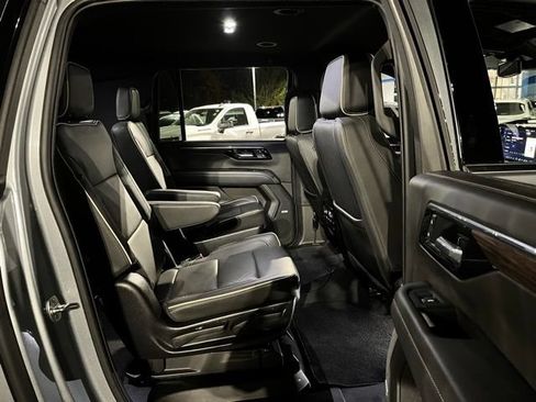 Used 2025 Chevrolet Suburban Premier AWD/4WD image 24