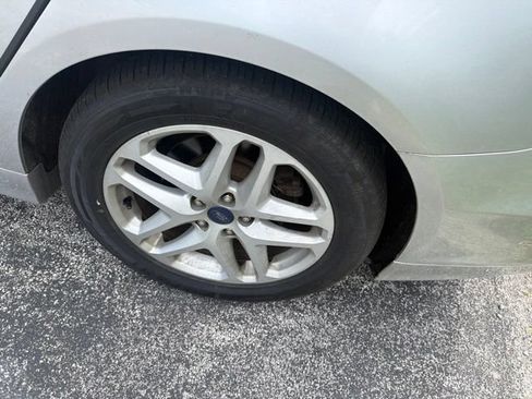 Used 2016 Ford Fusion SE FWD image 9