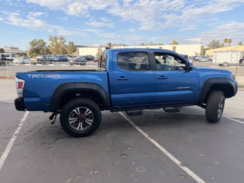 Used 2017 Toyota Tacoma TRD Off-Road AWD/4WD image 8