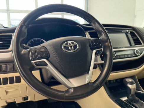 Used 2018 Toyota Highlander XLE AWD/4WD image 14