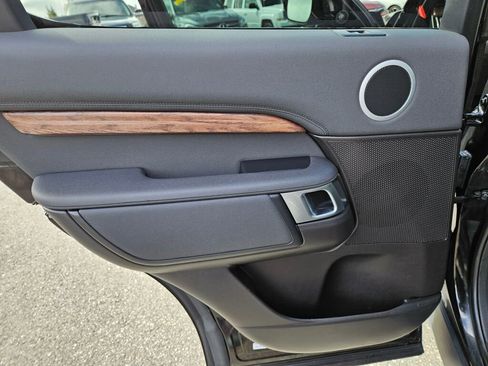 Used 2018 Land Rover Discovery HSE image 19