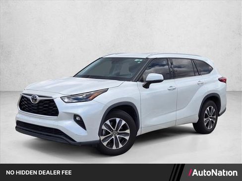 Used 2022 Toyota Highlander XLE FWD image 1