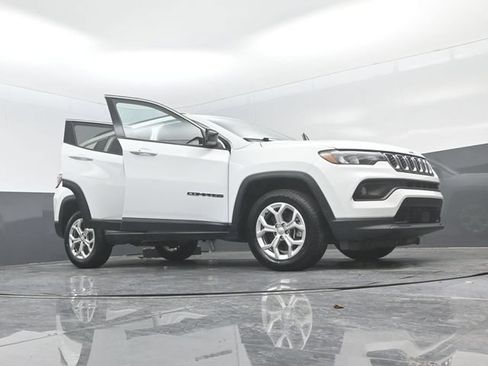 Used 2024 Jeep Compass Latitude AWD/4WD image 28