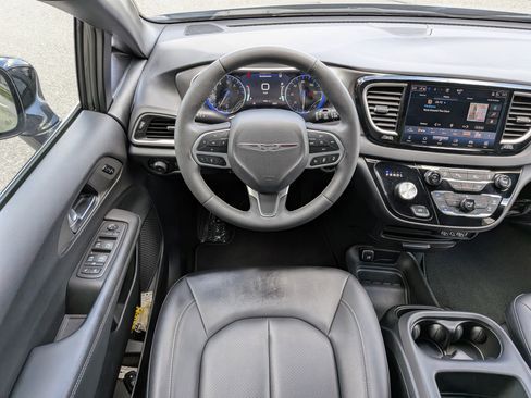 Used 2025 Chrysler Pacifica Select FWD image 15