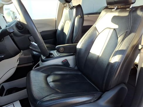 Used 2022 Chrysler Pacifica Touring-L image 23