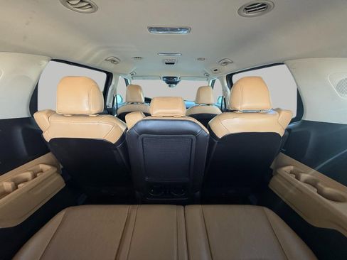 Used 2024 Kia Carnival EX image 27