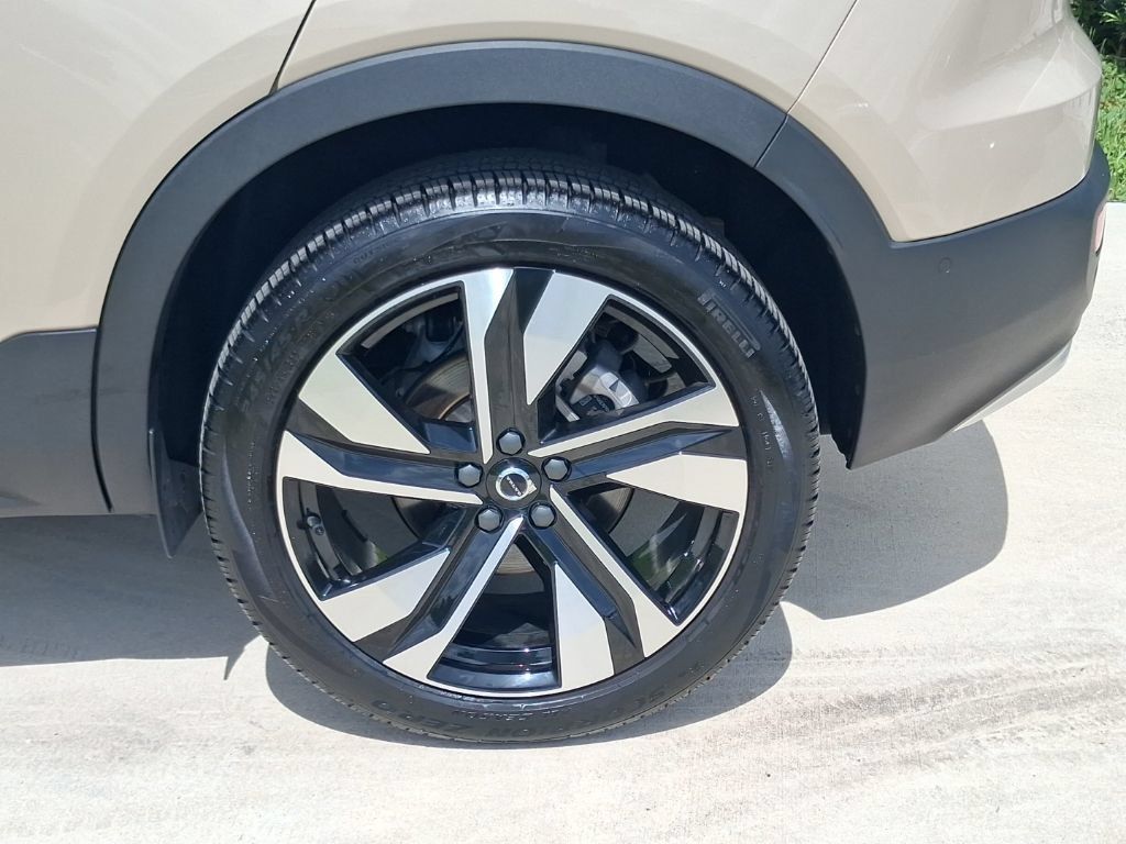 Certified 2025 Volvo XC40 B5 Ultra w/ Protection Package AWD/4WD image 4