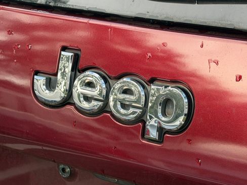 Used 2019 Jeep Cherokee Limited AWD/4WD image 12