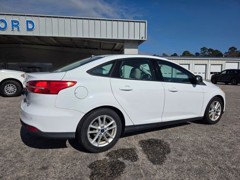 Used 2015 Ford Focus SE image 3