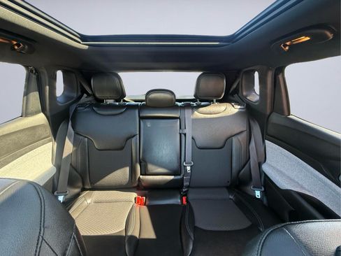 Used 2025 Jeep Compass Latitude w/ Sun & Sound Group AWD/4WD image 19