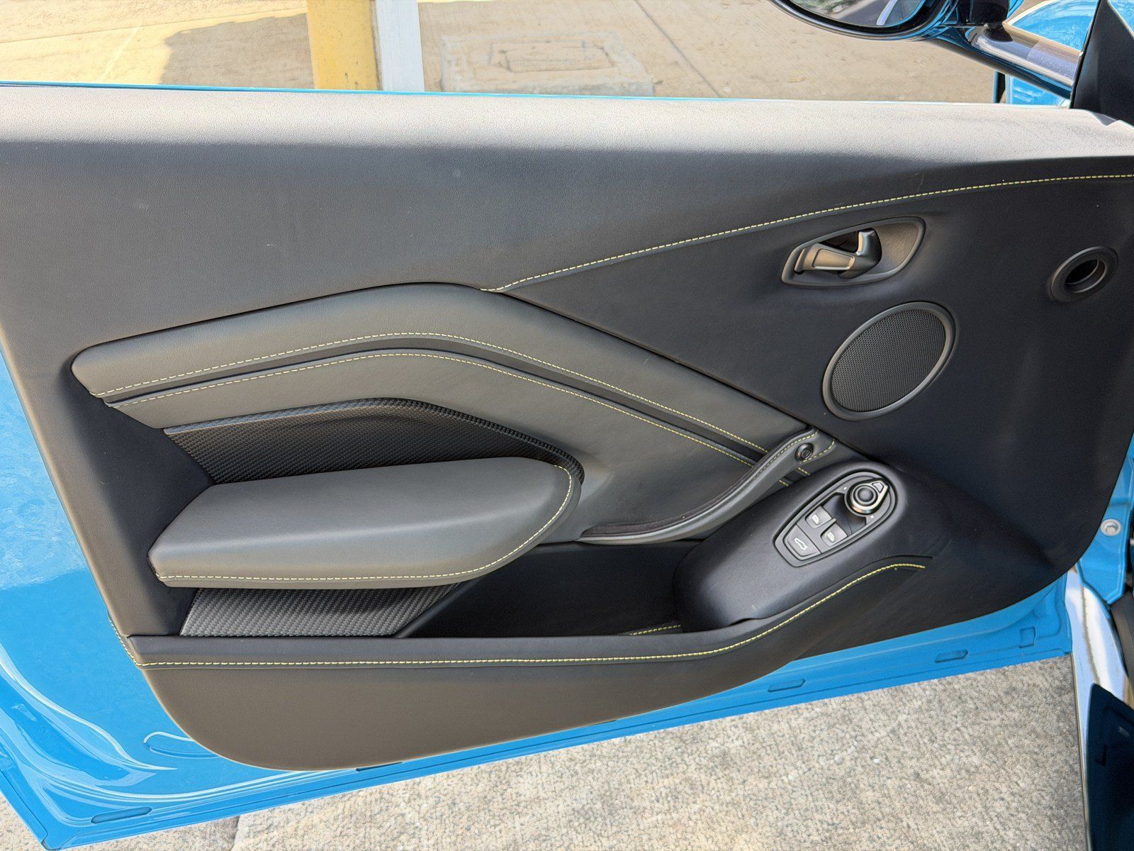 Used 2023 Aston Martin V8 Vantage Coupe RWD image 23