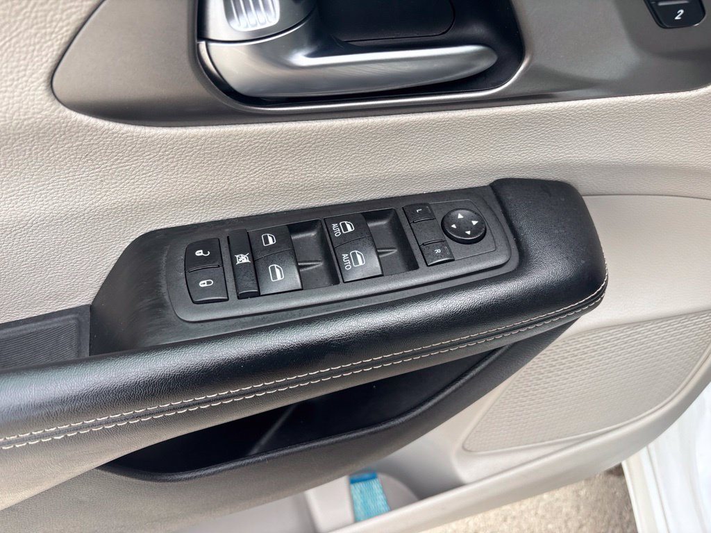 Used 2021 Chrysler Pacifica Touring-L FWD image 11
