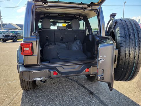 Used 2025 Jeep Wrangler Unlimited Sahara AWD/4WD image 18