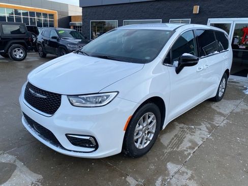 Certified 2025 Chrysler Pacifica Select image 9