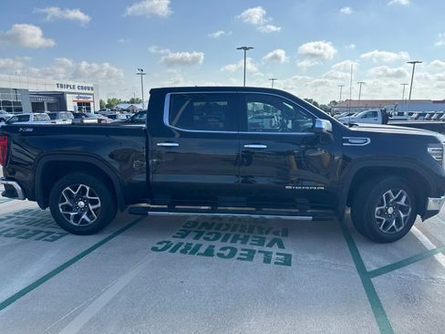 Used 2023 GMC Sierra 1500 SLT AWD/4WD image 2