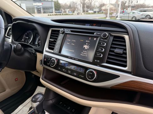 Used 2019 Toyota Highlander Limited image 22