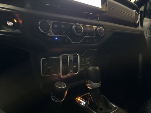 Used 2024 Jeep Wrangler Unlimited Sahara image 9