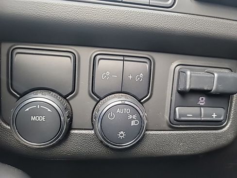 Used 2023 Chevrolet Suburban Premier w/ Advanced Technology Package image 17