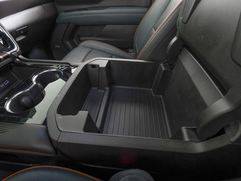 Used 2025 GMC Yukon AT4 w/ AT4 Premium Plus Package AWD/4WD image 32