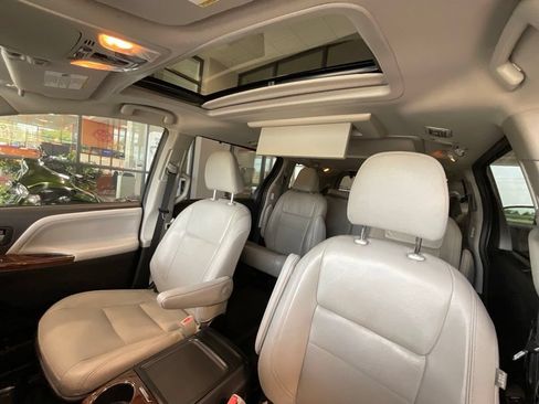 Used 2018 Toyota Sienna Limited Premium AWD/4WD image 9