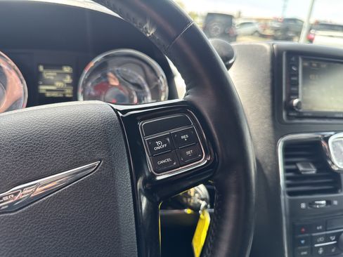 Used 2016 Chrysler Town & Country S w/ Driver Convenience Group FWD image 19