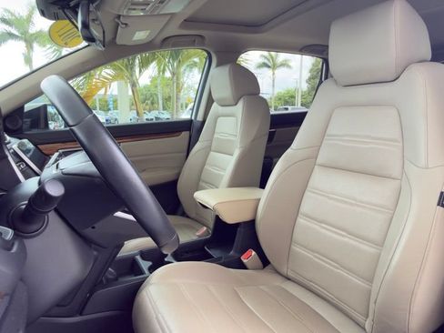Used 2022 Chrysler Voyager LX FWD image 5