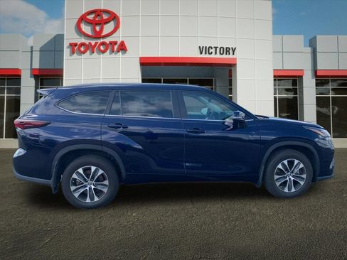 Used 2024 Toyota Highlander XLE AWD/4WD image 2