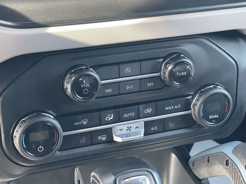 Used 2023 Ford Bronco Wildtrak image 40