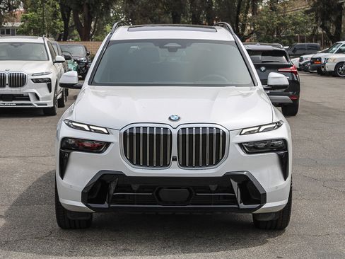Certified 2025 BMW X7 xDrive40i w/ M Sport Package AWD/4WD image 2
