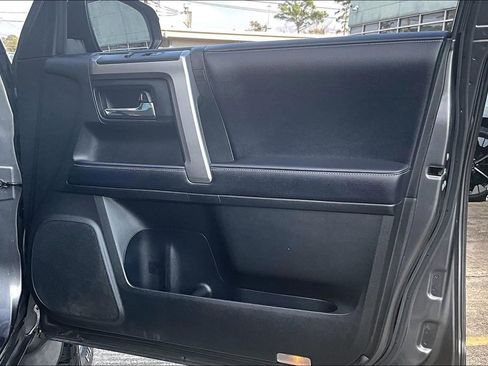 Used 2018 Toyota 4Runner SR5 Premium image 25