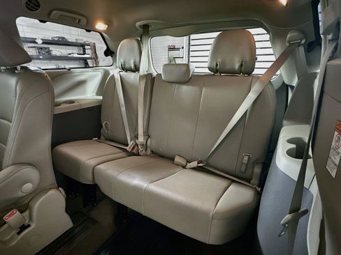 Used 2018 Toyota Sienna XLE FWD image 30