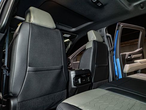 Used 2025 Chevrolet Silverado 1500 ZR2 w/ Technology Package image 26