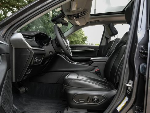 Used 2023 Jeep Grand Cherokee L Limited w/ Luxury Tech Group II image 4