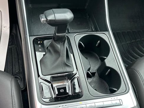 Used 2025 Kia Carnival EX image 21