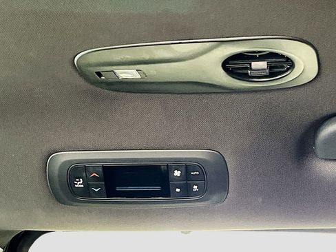 Used 2025 Chrysler Pacifica Select FWD image 29