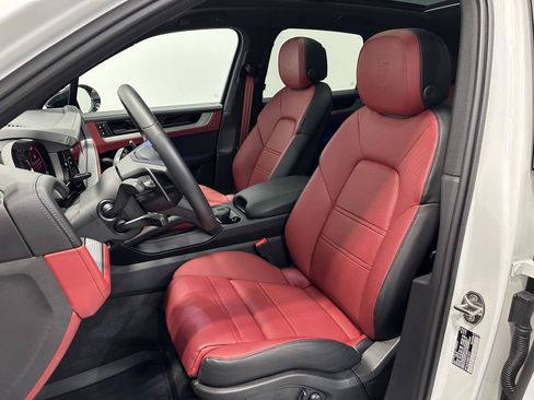 Used 2025 Porsche Cayenne S AWD/4WD image 5