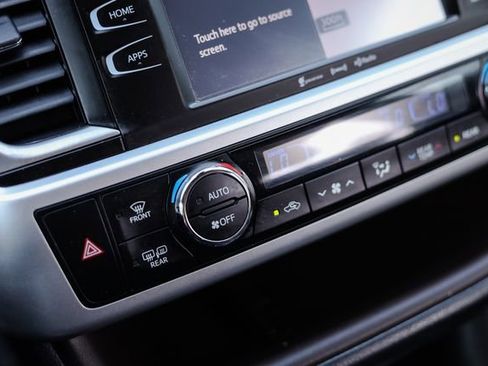 Used 2019 Toyota Highlander XLE AWD/4WD image 33