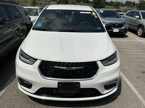 Used 2025 Chrysler Pacifica Select FWD image 3