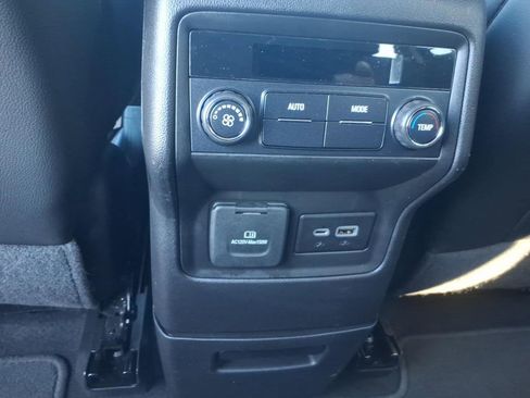 Used 2022 GMC Acadia SLT w/ Elevation Edition image 12