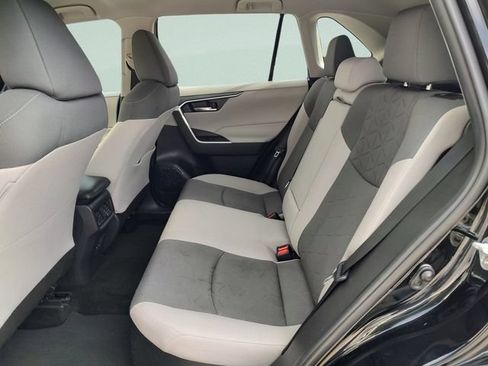 Used 2022 Toyota RAV4 XLE AWD/4WD image 27