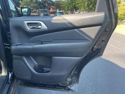 Used 2017 Nissan Pathfinder Platinum image 12