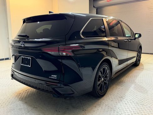 Used 2023 Toyota Sienna XSE FWD image 8