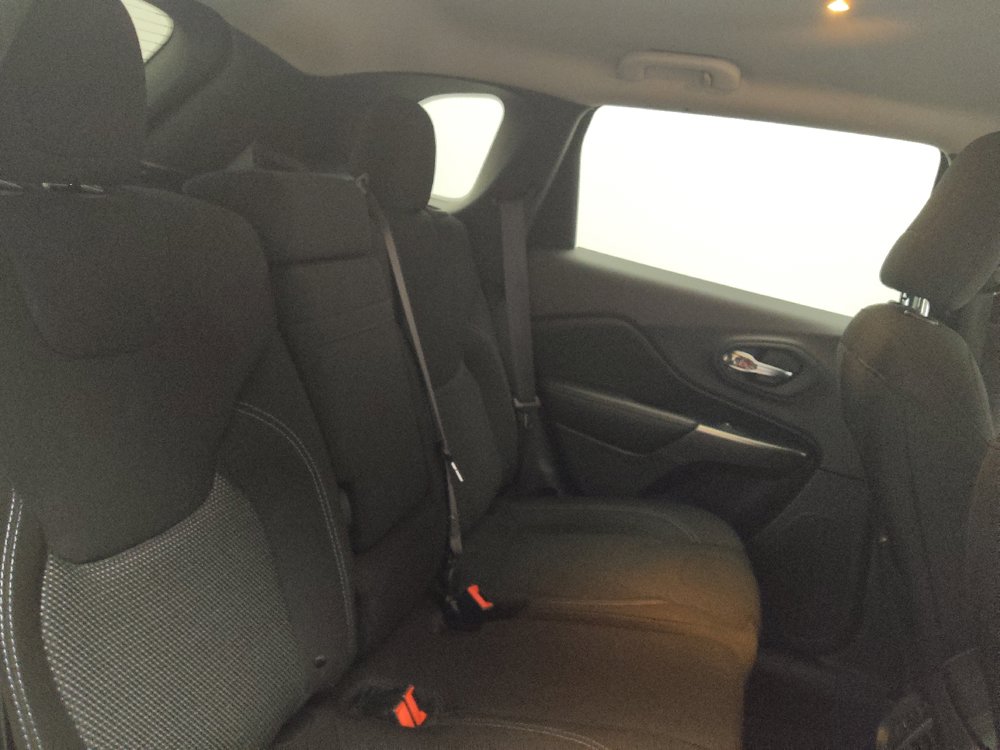 Used 2019 Jeep Cherokee Latitude w/ Popular Appearance Group FWD image 19