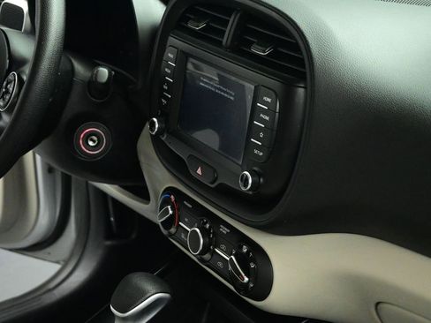 Used 2020 Kia Soul LX image 24