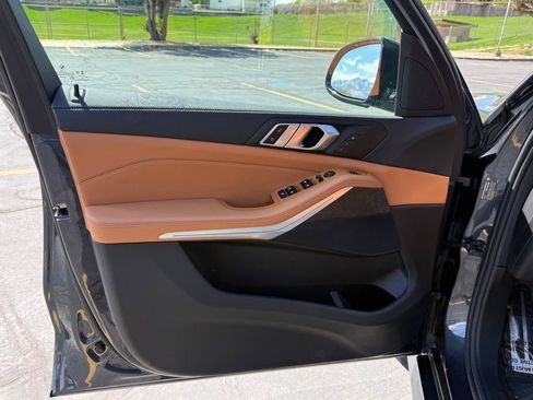 Used 2022 BMW X5 xDrive40i w/ M Sport Package image 9