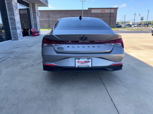 Used 2022 Hyundai Elantra SEL FWD image 8