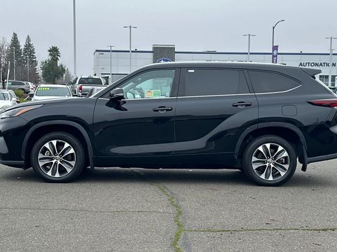 Used 2024 Toyota Highlander XLE image 9