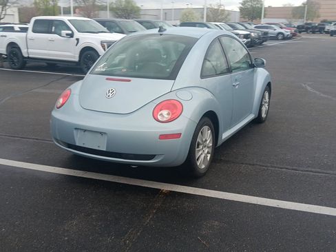 Used 2010 Volkswagen Beetle Coupe FWD image 4