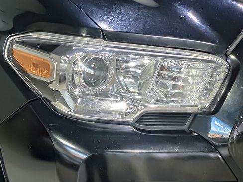 Used 2021 Toyota Tacoma SR5 AWD/4WD image 10